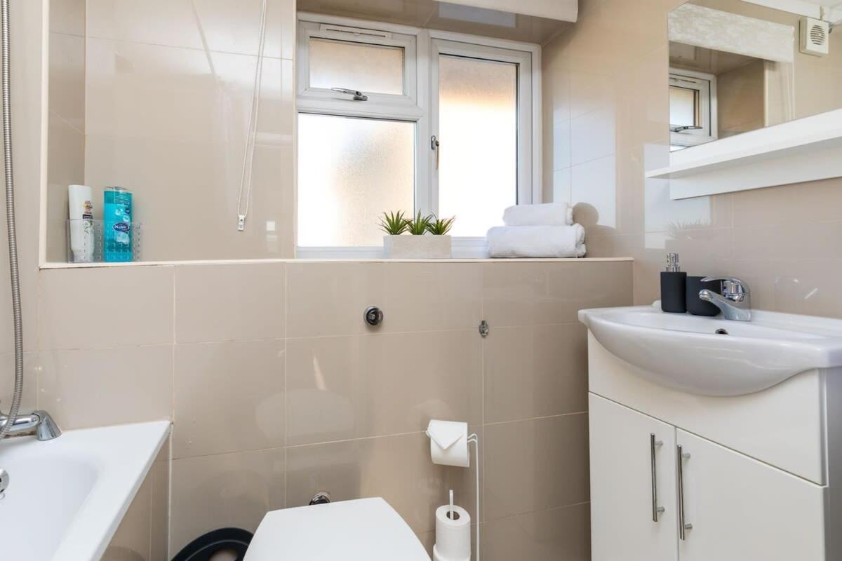 19A The Broadwalk - Cozy 1Br In The Heart Of Crawley Near Gatwick Airport Great For Contractors And Flight Crew Students Villa Dış mekan fotoğraf