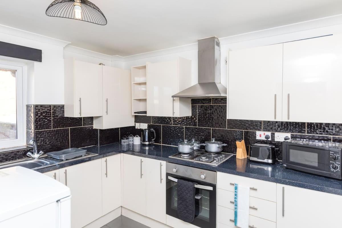 19A The Broadwalk - Cozy 1Br In The Heart Of Crawley Near Gatwick Airport Great For Contractors And Flight Crew Students Villa Dış mekan fotoğraf